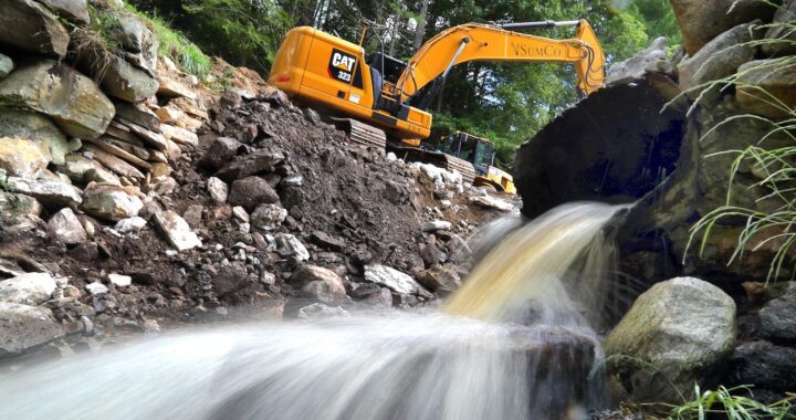 Learn to tear small dams helps to revive the northeast rivers